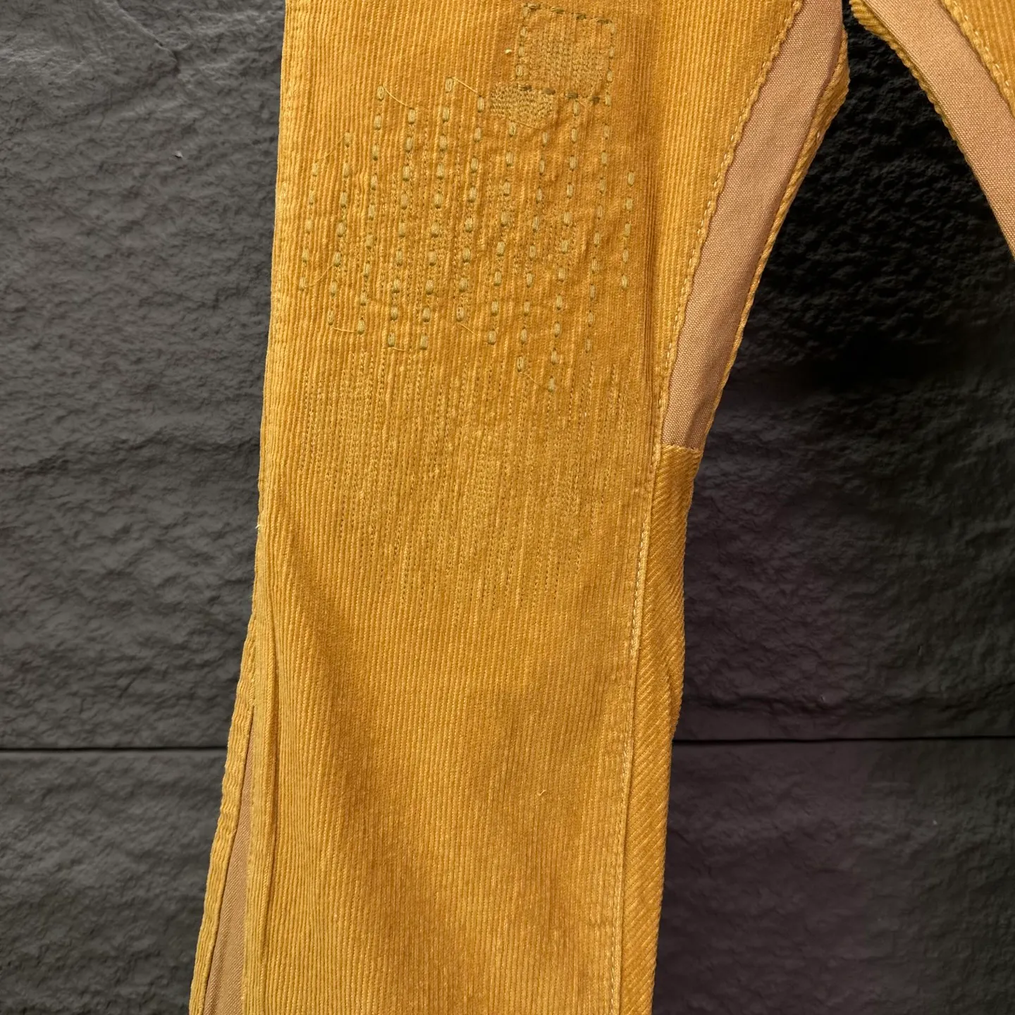 P260 GALLERY DEPT. 2025 new corduroy all-over embroidery stitching couple's style loose bootcut jeans 🔥High version🔥High version🔥 Top ceiling quality Styles with different washed textures, very friendly to people with thin legs and thick legs, the loose version of the boot very much modifies the leg shape Moderate length that never goes out of style, easy to match with casually, basic styling for various styles, a must-have in the wardrobe! The fabric is stiff but also makes the upper body soft without losing texture. The washing process is even more perfect. It is a must-have item for everyone! ! ! Washed wheat, hang tag, pants label, complete with three labels Color: ginger Size: 28, 30, 32, 34, 36 (five sizes)